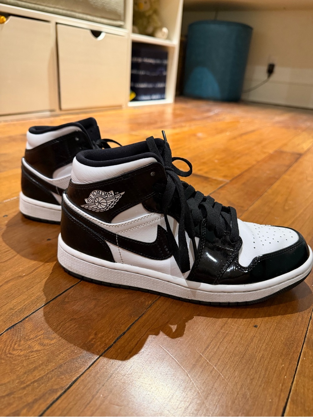 Nike Air Jordan 1 Mid Sneakers